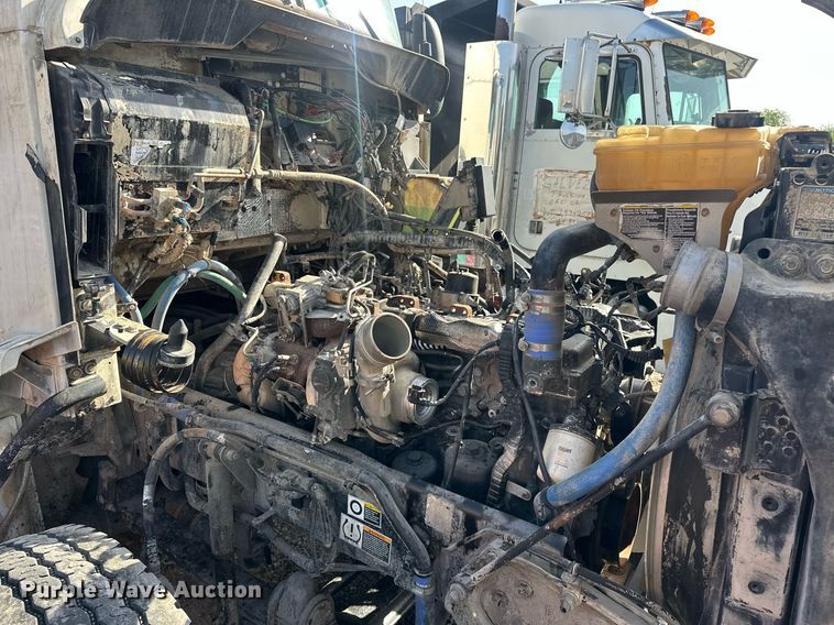 image for item EJ8662 2014 Kenworth T660 semi truck