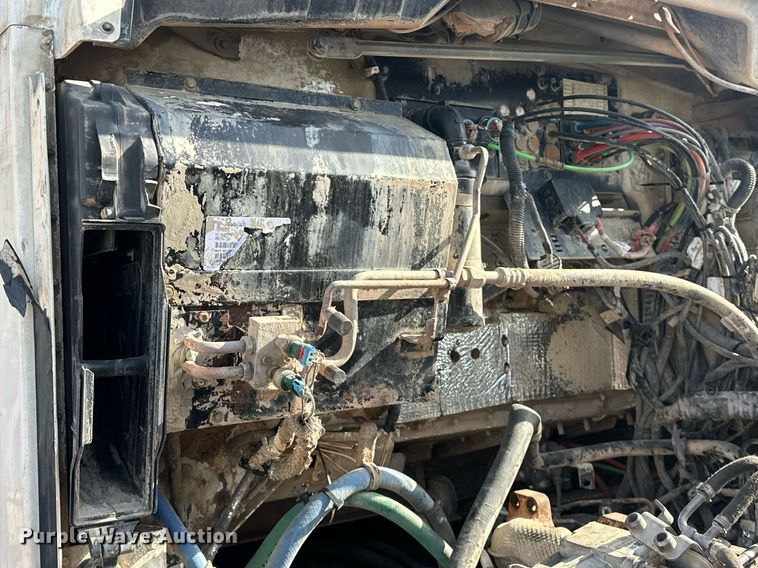 image for item EJ8662 2014 Kenworth T660 semi truck