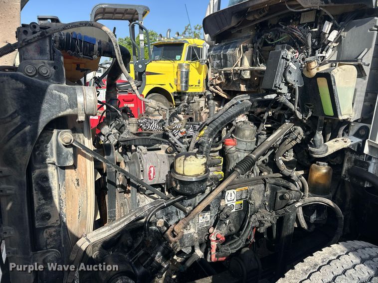 image for item EJ8662 2014 Kenworth T660 semi truck