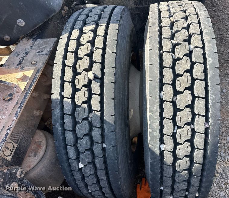 image for item EJ8662 2014 Kenworth T660 semi truck