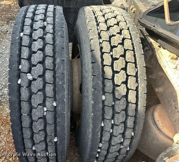 image for item EJ8662 2014 Kenworth T660 semi truck