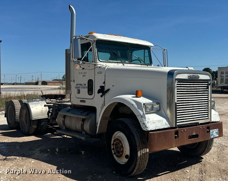 image for item EJ8676 2007 Freightliner FLD120 semi truck