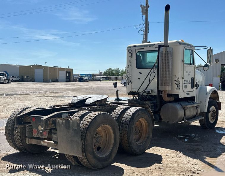 image for item EJ8676 2007 Freightliner FLD120 semi truck