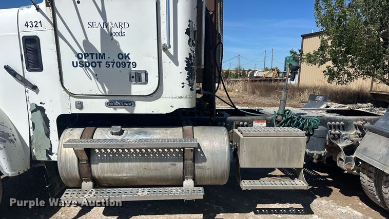 image for item EJ8676 2007 Freightliner FLD120 semi truck