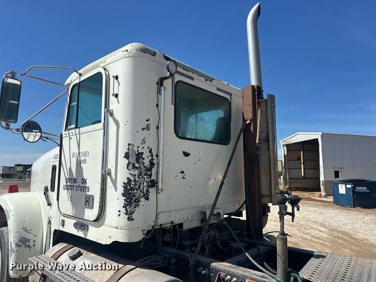 image for item EJ8676 2007 Freightliner FLD120 semi truck