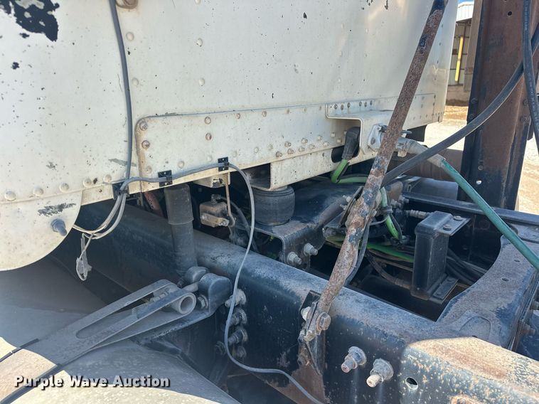 image for item EJ8676 2007 Freightliner FLD120 semi truck