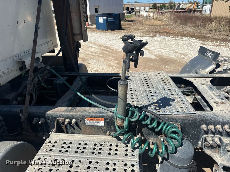 image for item EJ8676 2007 Freightliner FLD120 semi truck