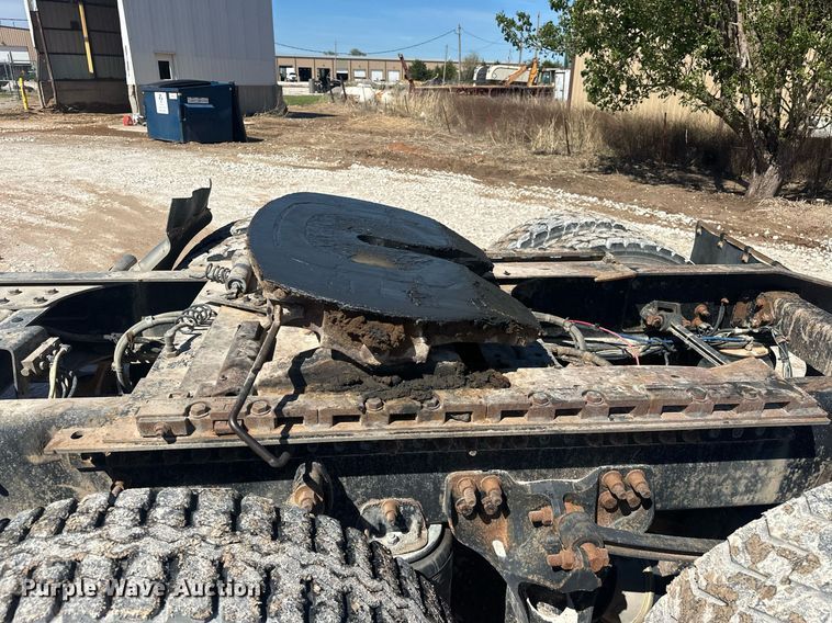 image for item EJ8676 2007 Freightliner FLD120 semi truck