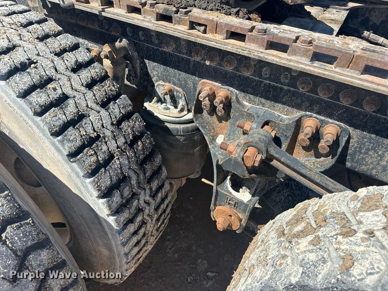 image for item EJ8676 2007 Freightliner FLD120 semi truck