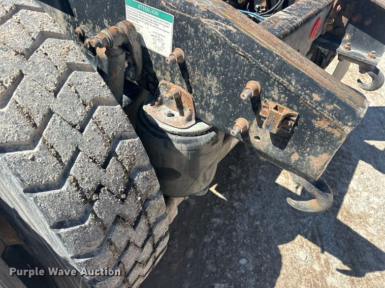 image for item EJ8676 2007 Freightliner FLD120 semi truck