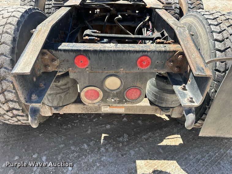 image for item EJ8676 2007 Freightliner FLD120 semi truck