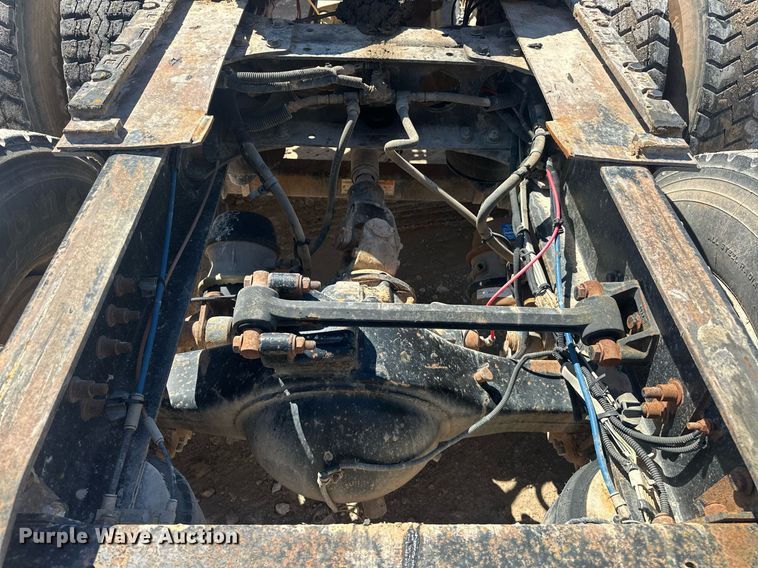 image for item EJ8676 2007 Freightliner FLD120 semi truck