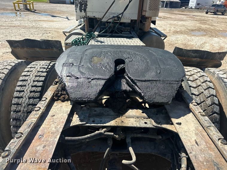 image for item EJ8676 2007 Freightliner FLD120 semi truck