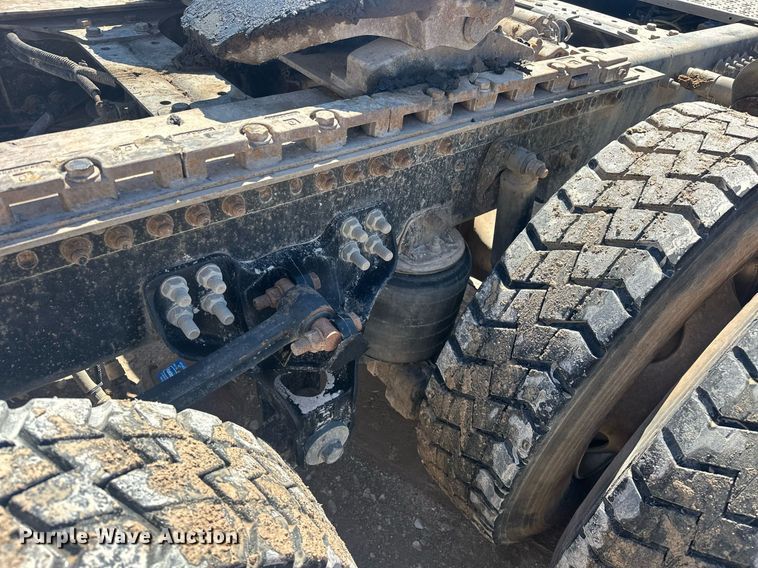 image for item EJ8676 2007 Freightliner FLD120 semi truck