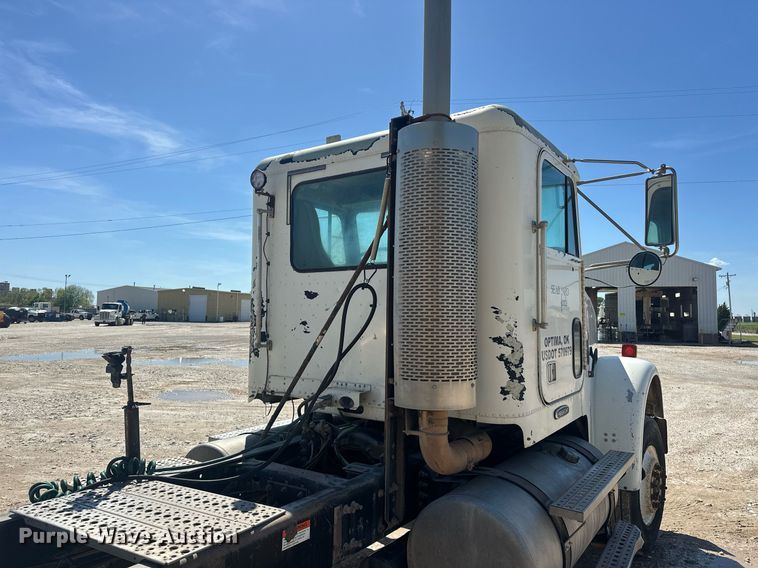 image for item EJ8676 2007 Freightliner FLD120 semi truck