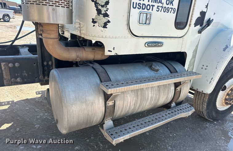 image for item EJ8676 2007 Freightliner FLD120 semi truck