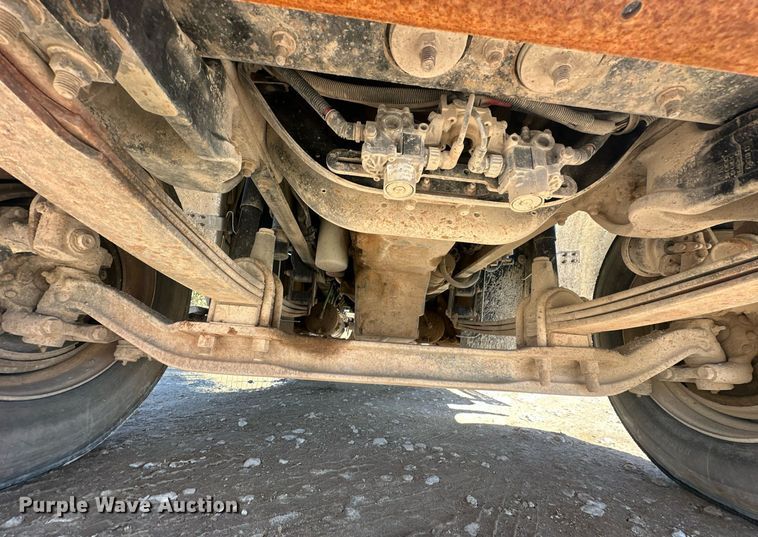 image for item EJ8676 2007 Freightliner FLD120 semi truck