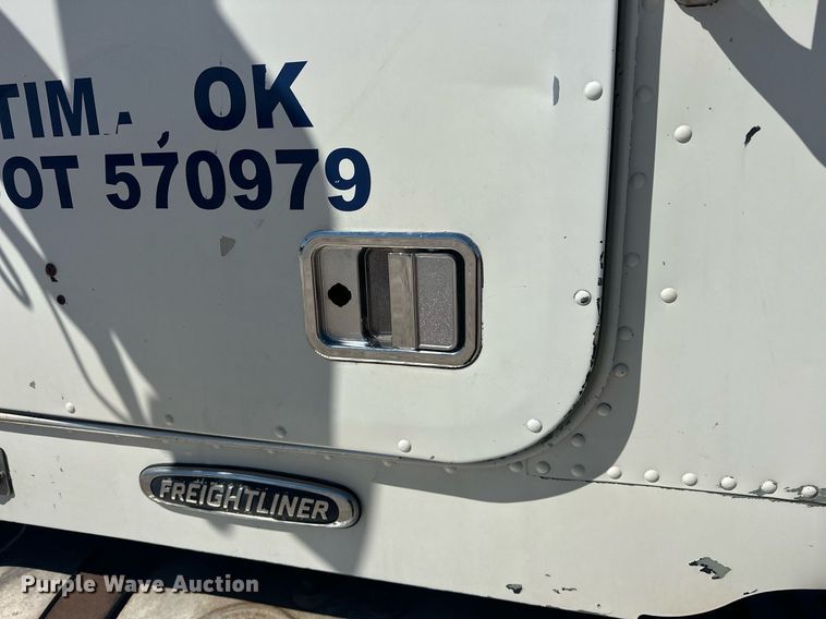 image for item EJ8676 2007 Freightliner FLD120 semi truck