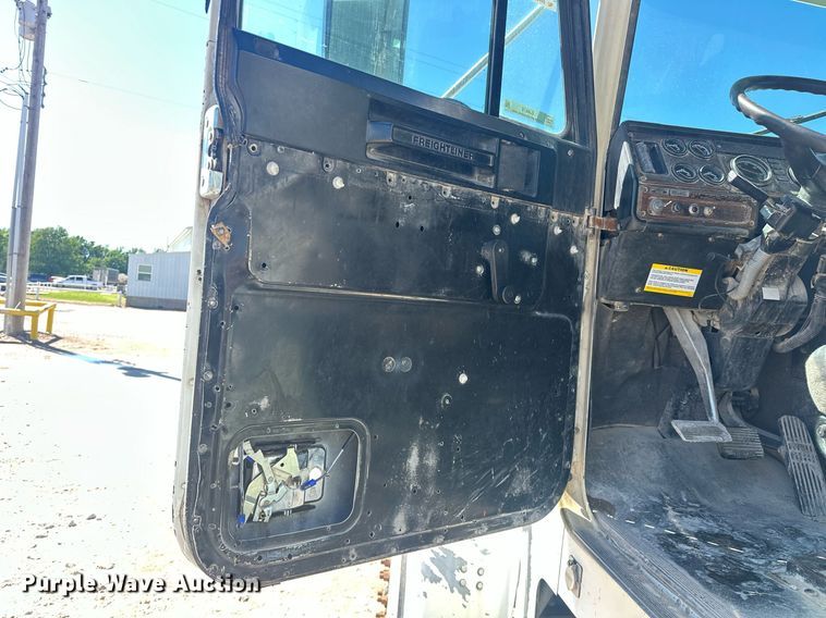 image for item EJ8676 2007 Freightliner FLD120 semi truck