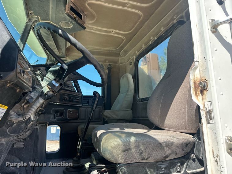 image for item EJ8676 2007 Freightliner FLD120 semi truck