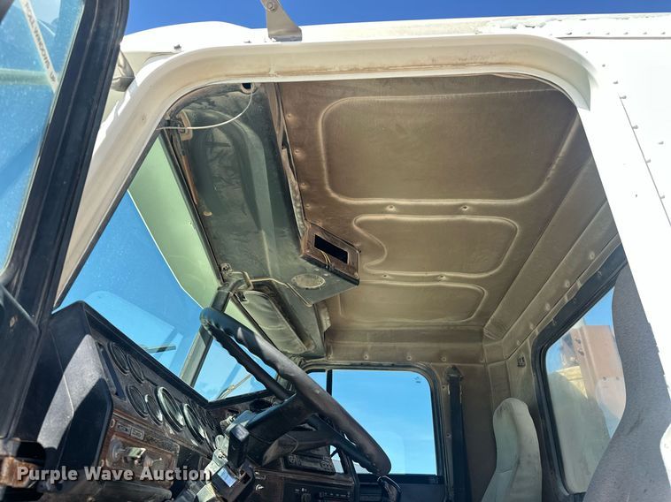 image for item EJ8676 2007 Freightliner FLD120 semi truck