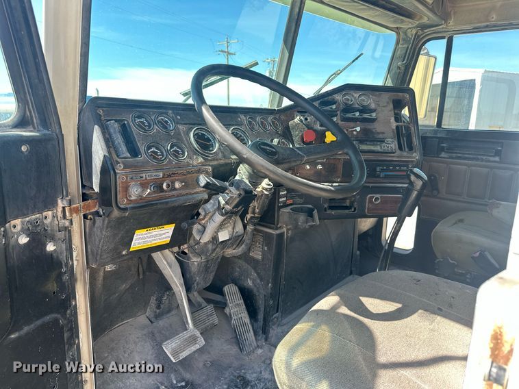 image for item EJ8676 2007 Freightliner FLD120 semi truck