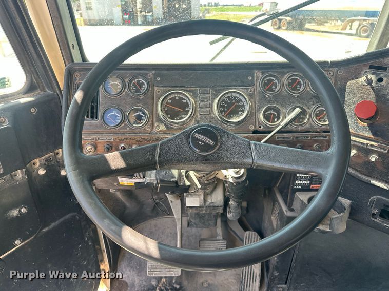 image for item EJ8676 2007 Freightliner FLD120 semi truck