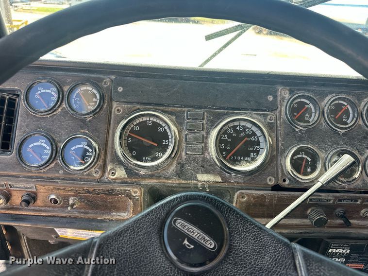 image for item EJ8676 2007 Freightliner FLD120 semi truck