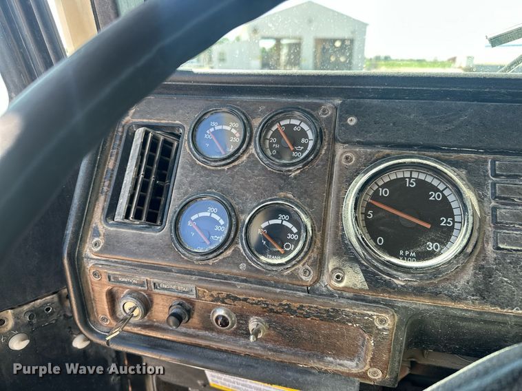 image for item EJ8676 2007 Freightliner FLD120 semi truck