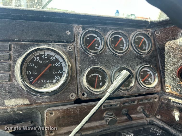 image for item EJ8676 2007 Freightliner FLD120 semi truck