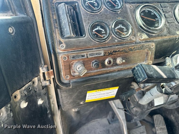 image for item EJ8676 2007 Freightliner FLD120 semi truck