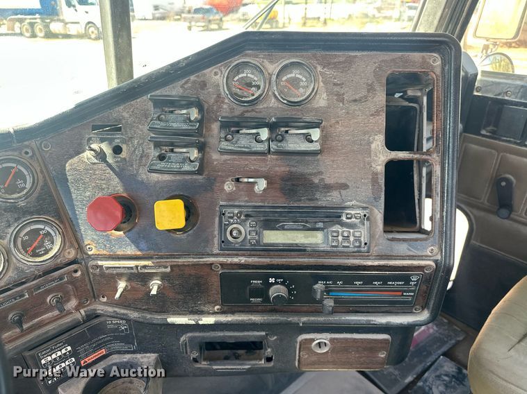 image for item EJ8676 2007 Freightliner FLD120 semi truck