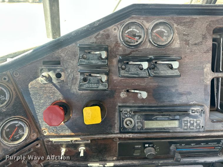 image for item EJ8676 2007 Freightliner FLD120 semi truck