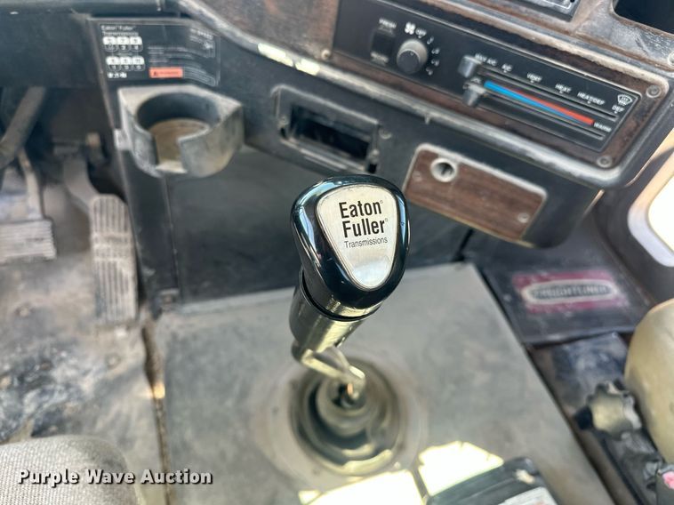 image for item EJ8676 2007 Freightliner FLD120 semi truck