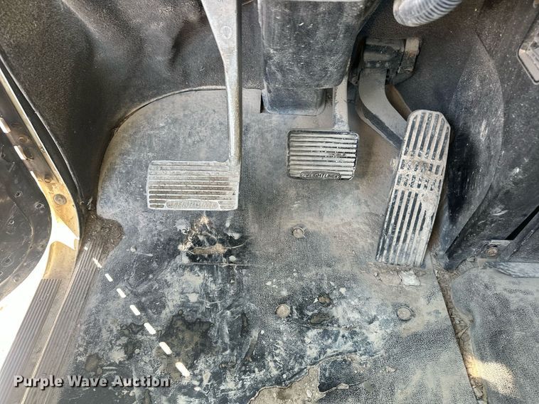 image for item EJ8676 2007 Freightliner FLD120 semi truck