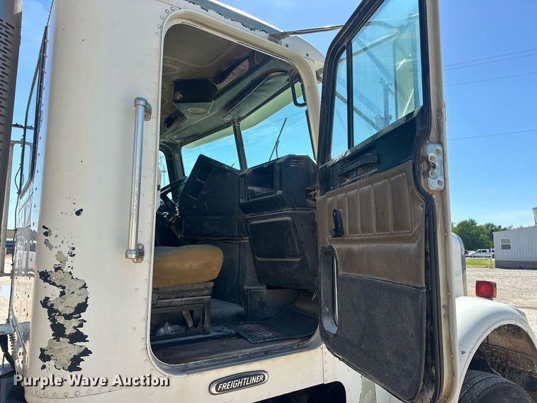 image for item EJ8676 2007 Freightliner FLD120 semi truck