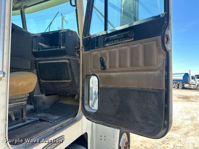 image for item EJ8676 2007 Freightliner FLD120 semi truck