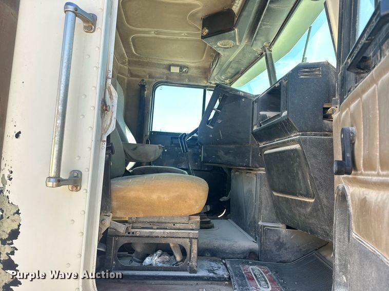 image for item EJ8676 2007 Freightliner FLD120 semi truck