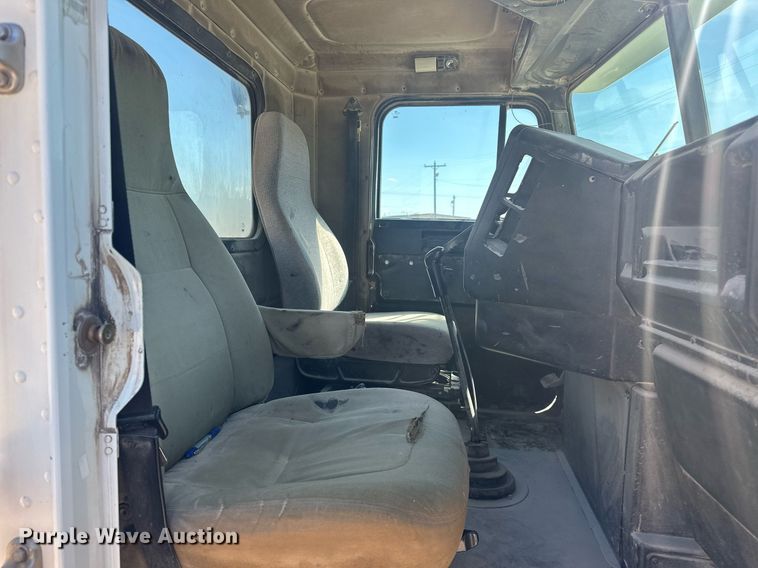 image for item EJ8676 2007 Freightliner FLD120 semi truck