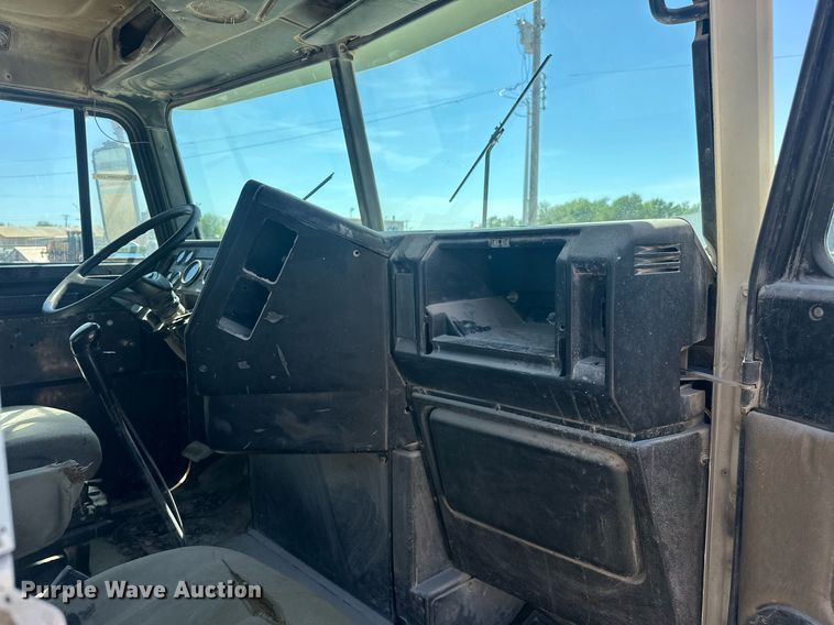 image for item EJ8676 2007 Freightliner FLD120 semi truck