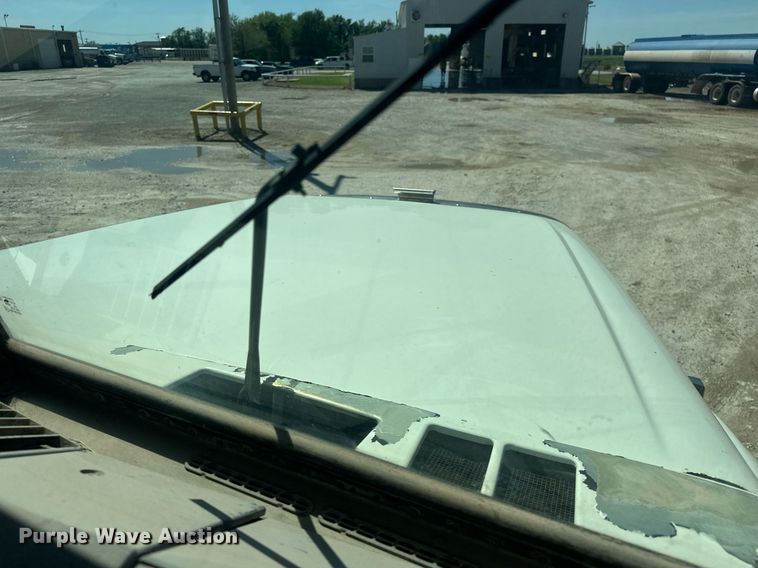 image for item EJ8676 2007 Freightliner FLD120 semi truck