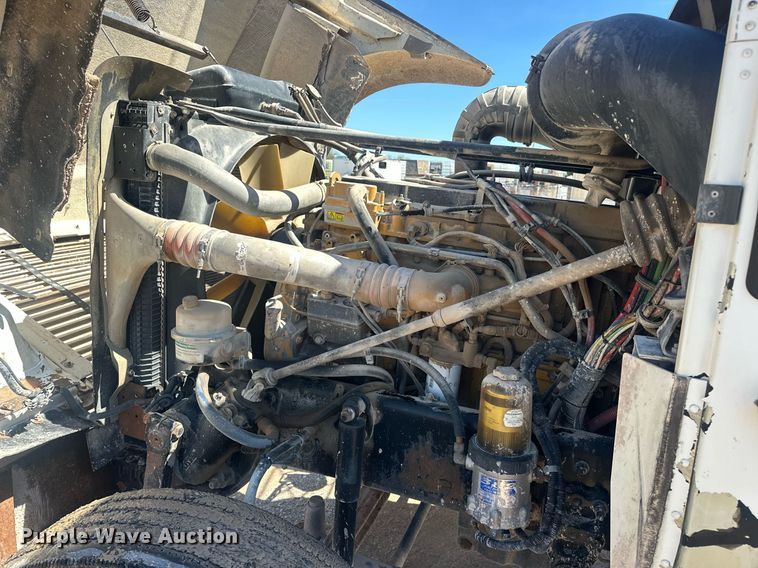 image for item EJ8676 2007 Freightliner FLD120 semi truck