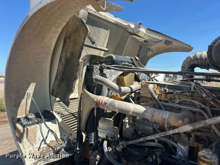 image for item EJ8676 2007 Freightliner FLD120 semi truck