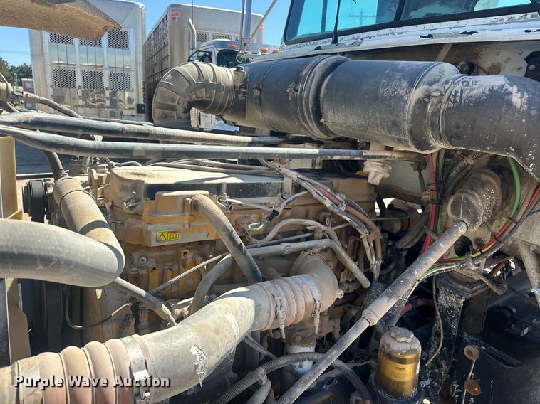 image for item EJ8676 2007 Freightliner FLD120 semi truck