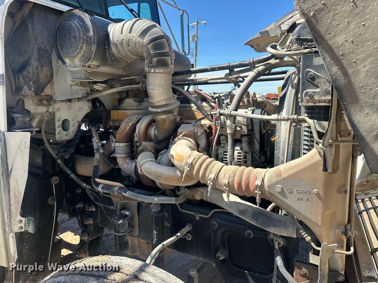 image for item EJ8676 2007 Freightliner FLD120 semi truck