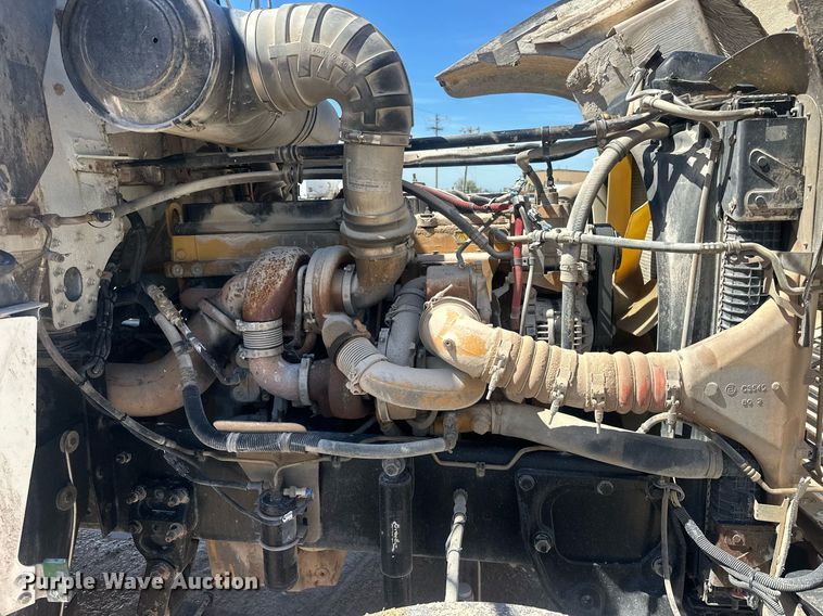 image for item EJ8676 2007 Freightliner FLD120 semi truck