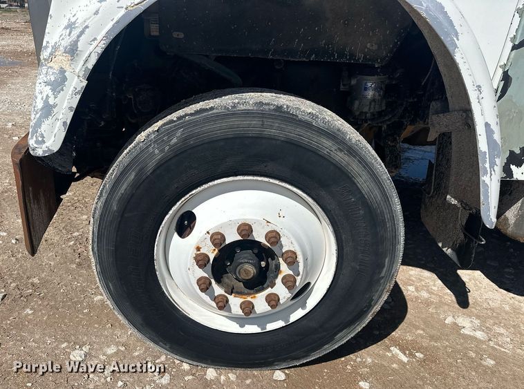 image for item EJ8676 2007 Freightliner FLD120 semi truck