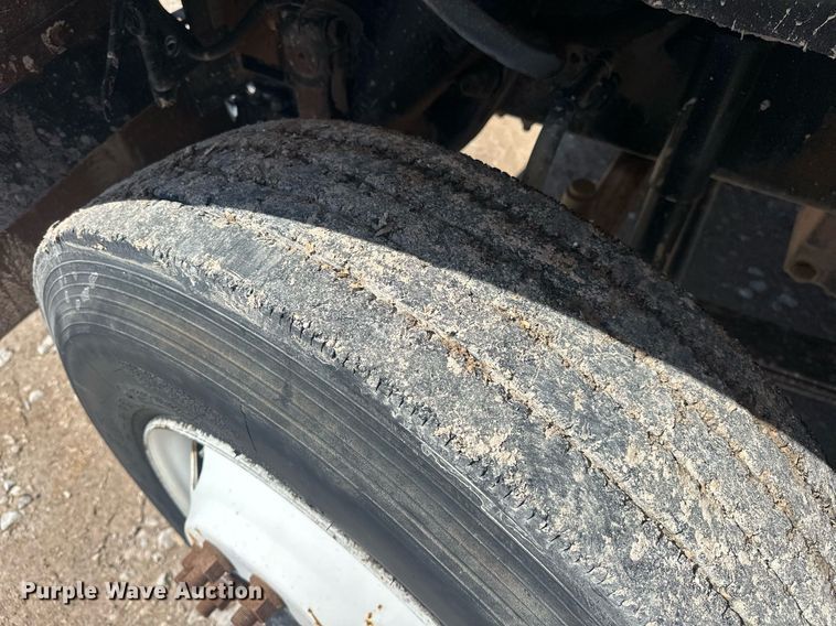 image for item EJ8676 2007 Freightliner FLD120 semi truck