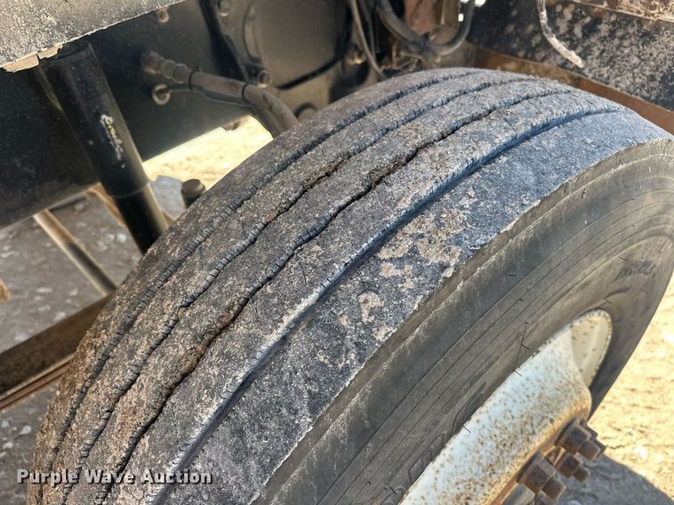 image for item EJ8676 2007 Freightliner FLD120 semi truck