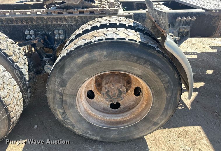 image for item EJ8676 2007 Freightliner FLD120 semi truck